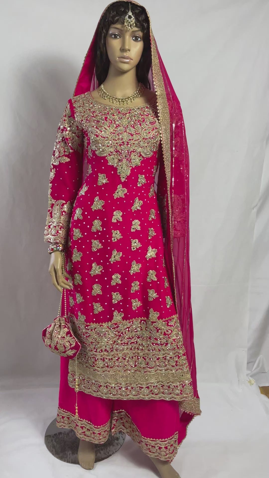 video-of-mehndi-outfit-in-hot-pink-gold-embroidery